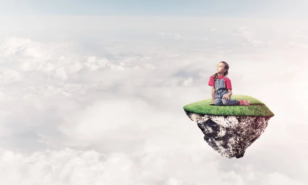 Söt Leende Flicka Sitter Flytande Högt Himlen — Stockfoto