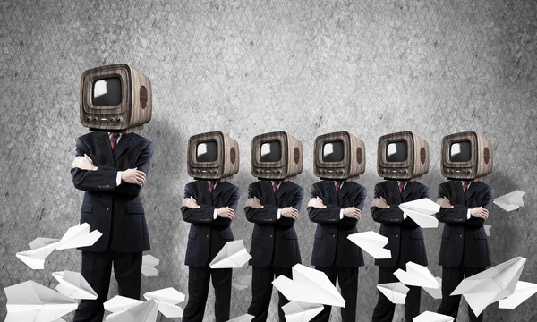 Les hommes d'affaires avec la vieille télévision au lieu de la tête. — Photo