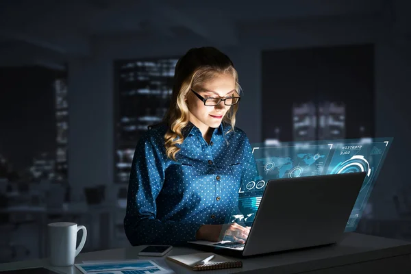 Mulher Atraente Olhando Para Sua Tela Laptop Sentado Escritório Noite — Fotografia de Stock