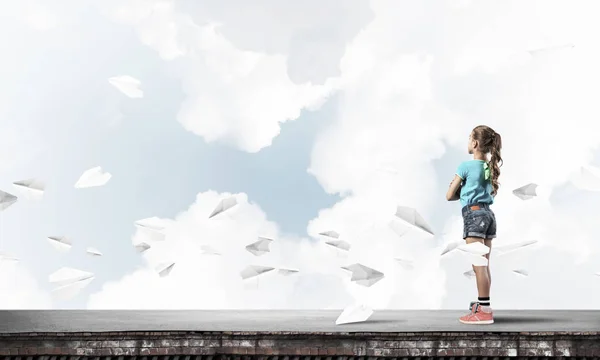 Menina Bonito Telhado Construção Aviões Papel Voando Redor — Fotografia de Stock