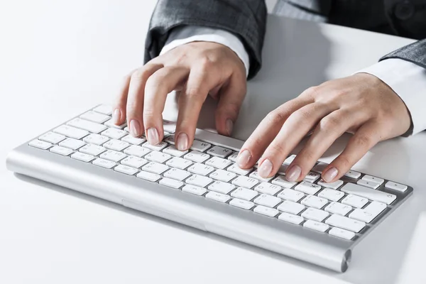 Close-up van zakenvrouw hand typen op toetsenbord met muis op w — Stockfoto