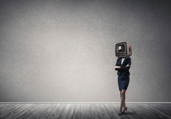 Mujer de negocios con un viejo televisor en lugar de la cabeza . — Foto de Stock