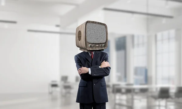 Geschäftsmann mit altem Fernseher statt Kopf. — Stockfoto