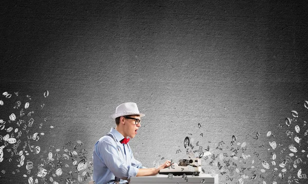 Junger Mann Mit Hut Und Brille Mit Schreibmaschine Tisch Zwischen — Stockfoto