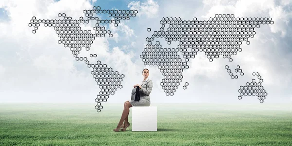 Elegante Geschäftsfrau Mit Koffer Der Hand Sitzt Auf White Cube — Stockfoto