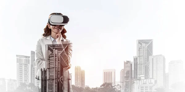 Doble Exposición Empresaria Con Gafas Realidad Virtual Paisaje Urbano Moderno —  Fotos de Stock