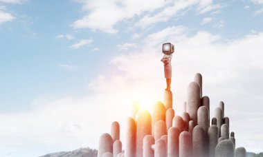 İş kadını baş yerine eski bir Tv ile.