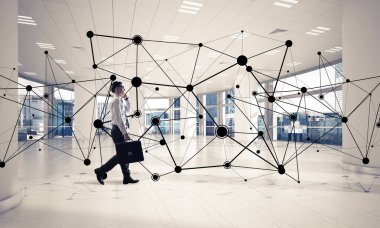 Modern ofis içi ve sosyal bağlantı kavramındaki zarif iş adamı. Karışık ortam