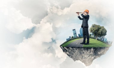 Mühendis adam mavi gök yeşil yüzen ada üzerinde ayakta