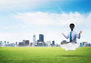 Zarif iş adamı kafa yerine bulutların ve kameraların üzerinde yüzüyor.