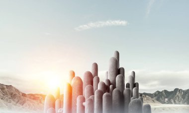 Nefes kesici manzarası olan çok sayıda taş sütun.