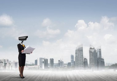 Kamera başlıklı kadınla güvenlik ve gizlilik koruması kavramı