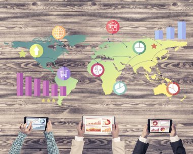 Masada oturan ve alet kullanan iş adamlarının en iyi görüntüsü.