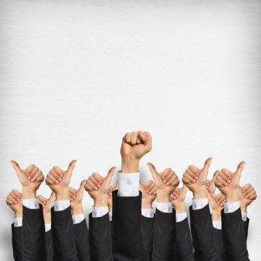 Bir grup iş adamı ahşap arka planda jestler gösteriyor.