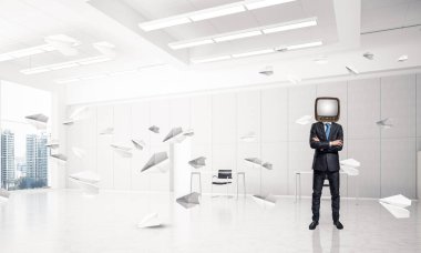 İşadamı kafa yerine eski bir Tv ile.