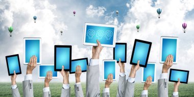 Boş tablet pc gösteren satırda işadamı ellerini kapatın 