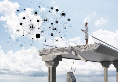 Kavramsal görüntü tamirhane ve sosyal medya ağ yapısı ile interracting ucunda beyaz üniforma ayakta kendine güvenen kadın doktor. Tıp sektöründe kavramı. Manzaralı arka plan üzerinde