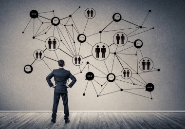 Arkadan görünüşü çizilmiş sosyal bağlantı kavramı ile duvara bakarak işadamı