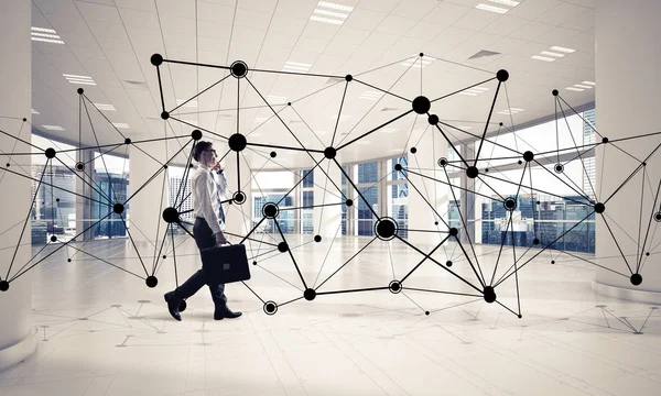 Modern ofis içi ve sosyal bağlantı kavramındaki zarif iş adamı. Karışık ortam