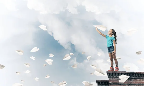 Menina Criança Feliz Bonito Topo Construção Jogando Com Avião Papel — Fotografia de Stock