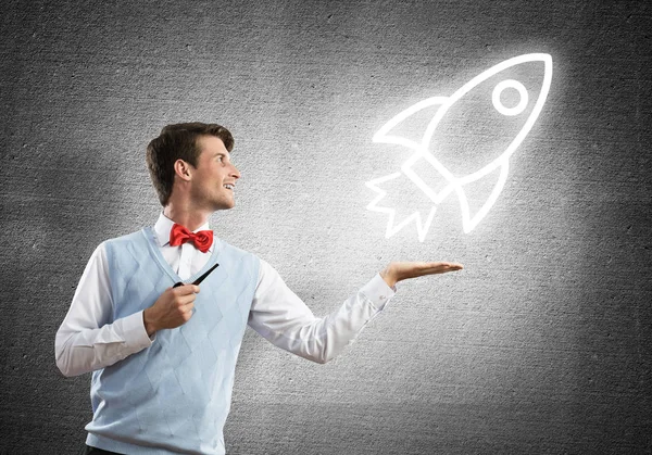 Elegante bankier dragen rode stropdas en raket teken als technologie concept — Stockfoto