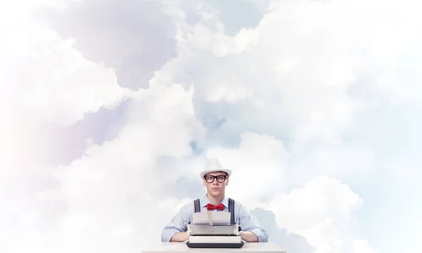 Jeune Homme Écrivain Chapeau Lunettes Aide Une Machine Écrire Assis — Photo