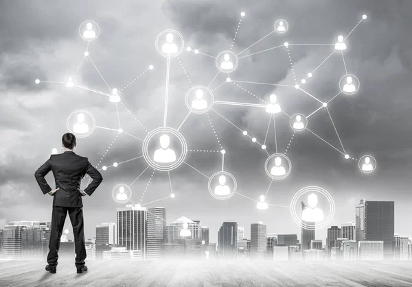 Modern şehir manzarası ve bağlantı konseptine bakan işadamlarının arka planı