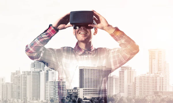 Hombre Joven Con Auriculares Realidad Virtual Gafas Sobre Fondo Paisaje —  Fotos de Stock