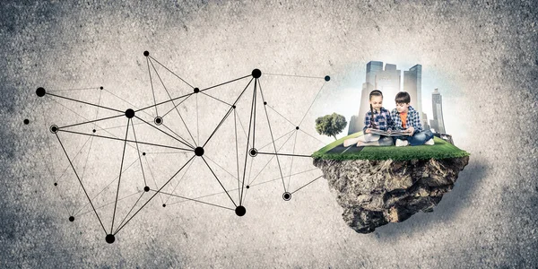 ECO konsepti yüzen ada ve üzerinde kitap oturan çocuklar.