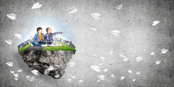 ECO konsepti yüzen ada ve üzerinde kitap oturan çocuklar.