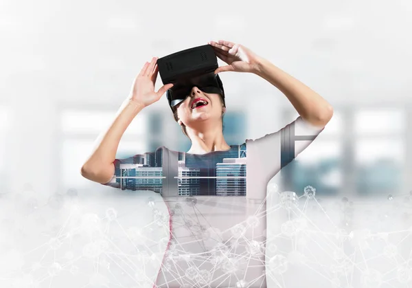 Dupla Expozíció Fiatal Gyönyörű Piros Ruhában Virtuális Valóság Headset Miközben — Stock Fotó