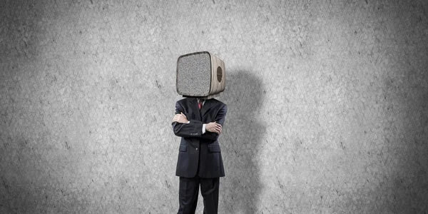 İşadamı kafa yerine eski Tv ile.