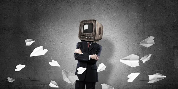 kafa yerine tv ile işadamı.