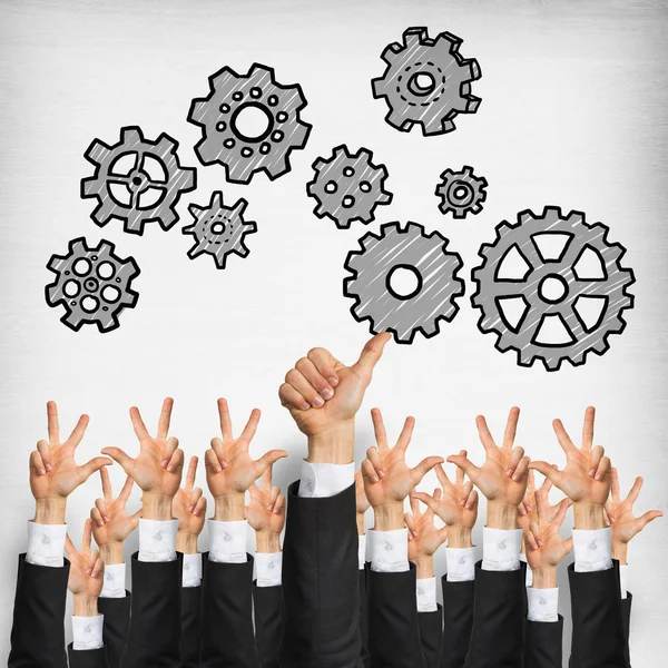 Bir grup iş adamı ahşap arka planda jestler gösteriyor.