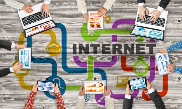 Masada oturan ve alet kullanan iş adamlarının en iyi görüntüsü.