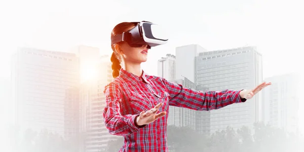 Mujer Joven Caucásica Casco Realidad Virtual Contra Fondo Paisaje Urbano —  Fotos de Stock