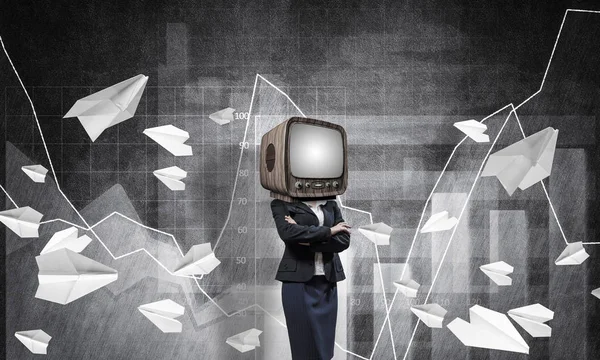 Uçan kağıt uçaklar ve analitik grafikler arka plan üzerinde koyu duvara çizilen karşı dururken iş kadını kıyafetli kafa silah tutmak yerine eski Tv ile geçti.