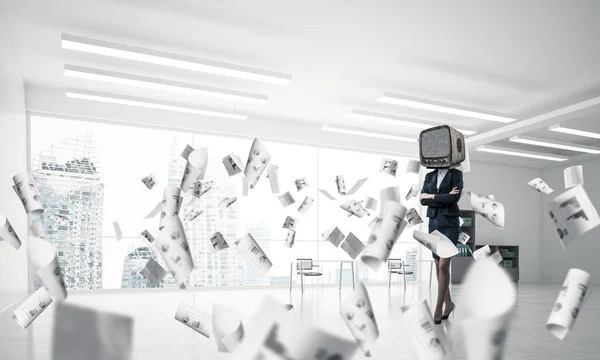 Geschäftsfrau mit altem Fernseher statt Kopf. — Stockfoto