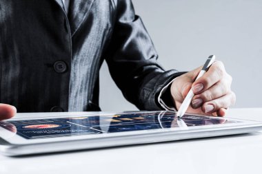 Çalışan kadın ile kavram olarak iş için medya teknolojileri