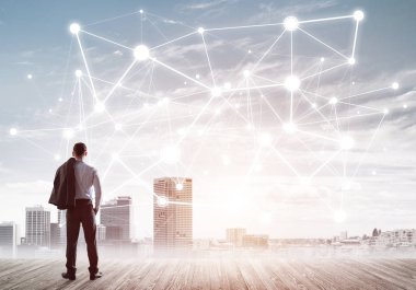 İşadamı arkasını kolluyor ve ağ çizimi kavramına bakıyor