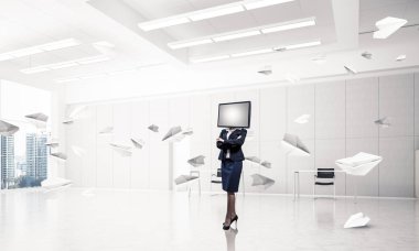 İş kadını kafasına silah tutmak yerine TV elbiseli kağıt uçaklar ofis binası içinde uçan arasında duran geçti. 3D render.