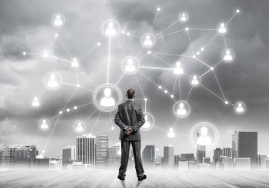 Modern şehir manzarası ve bağlantı konseptine bakan işadamlarının arka planı