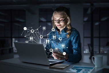 Güzel kız parlayan dizüstü bilgisayar ekranına bakıyor. 3d oluşturma