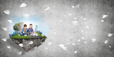 ECO konsepti yüzen ada ve üzerinde kitap oturan çocuklar.