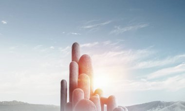 Nefes kesici manzarası olan çok sayıda taş sütun.