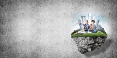 ECO konsepti yüzen ada ve üzerinde kitap oturan çocuklar.