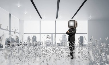 İşadamı kafa yerine eski bir Tv ile.