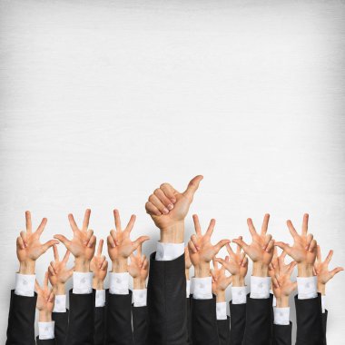 Bir grup iş adamı ahşap arka planda jestler gösteriyor.