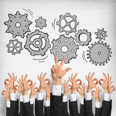 Bir grup iş adamı ahşap arka planda jestler gösteriyor.