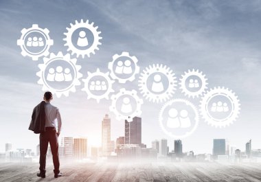 Modern şehir manzarası ve vites bağlantısı fikrine bakan işadamlarının arka planı